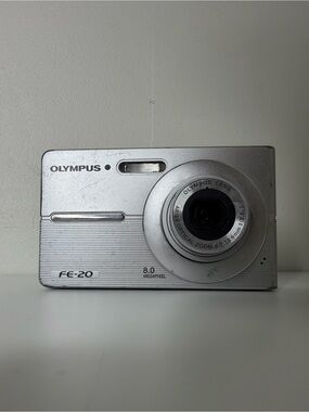 Olympus FE-20 Silver Y2K 8.0MP Compact Digital Camera Digicam